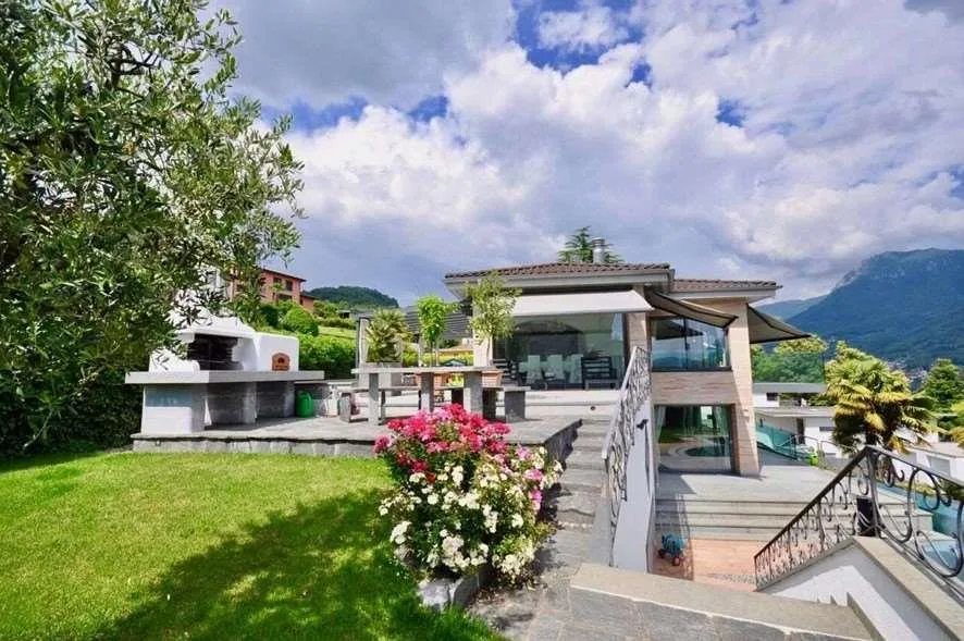 Esclusiva Villa con Vista Lago a Comano