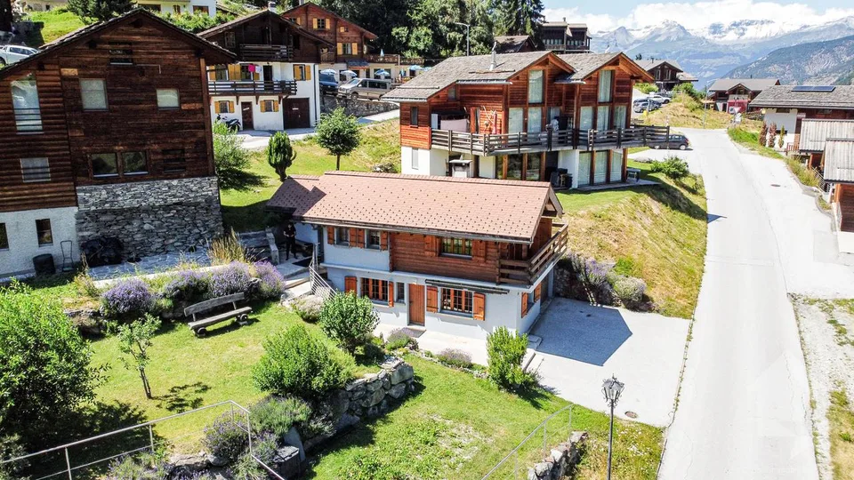 Adorable chalet avec vue splendide sur le fond de vallée