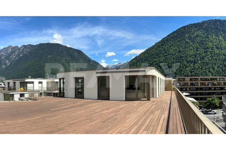 6½ Zimmerwohnung im Dachgeschoss, mit 400m² Terrasse.