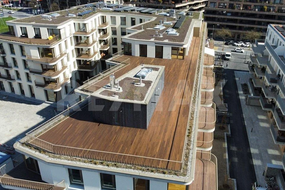 6½ Zimmerwohnung im Dachgeschoss, mit 400m² Terrasse.
