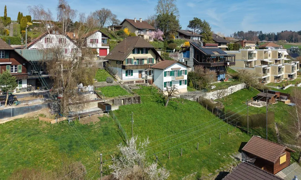 Zweifamilienhaus an Toplage mit grossem Grundstück und Weitsicht