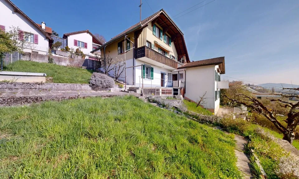 Zweifamilienhaus an Toplage mit grossem Grundstück und Weitsicht