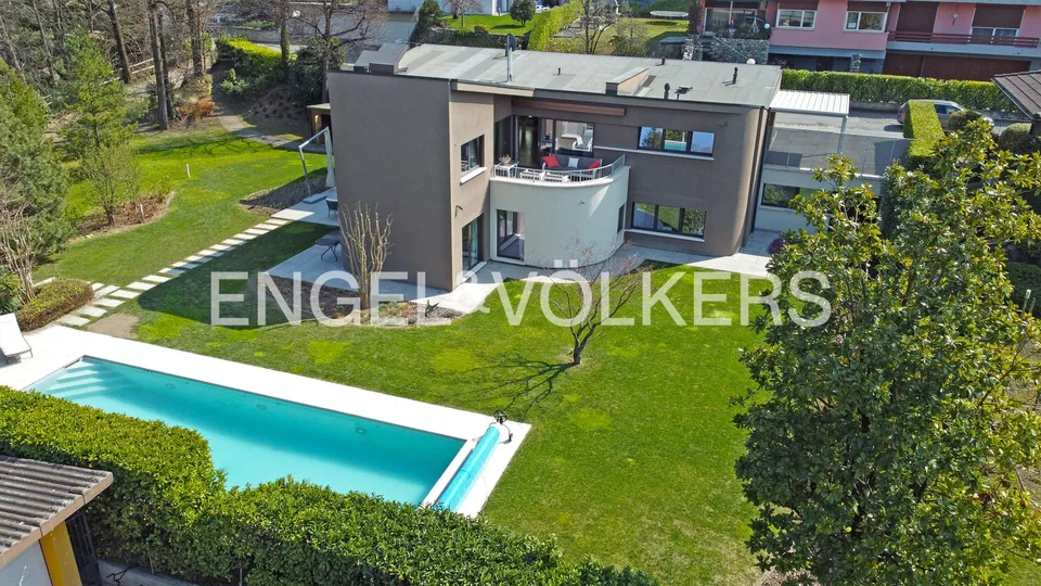 Moderne und elegante Design-Villa mit Pool