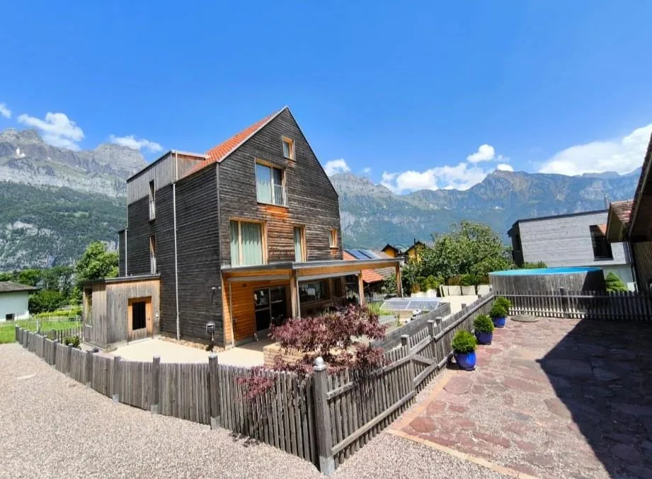 Modernes, freistehendes 6 1/2 Zimmer- Holzhaus mit Seesicht/Ufernähe