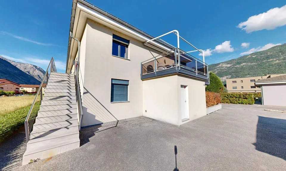 Exklusiv: Geräumige 4,5 Zimmer mit Terrasse und Mezzanin