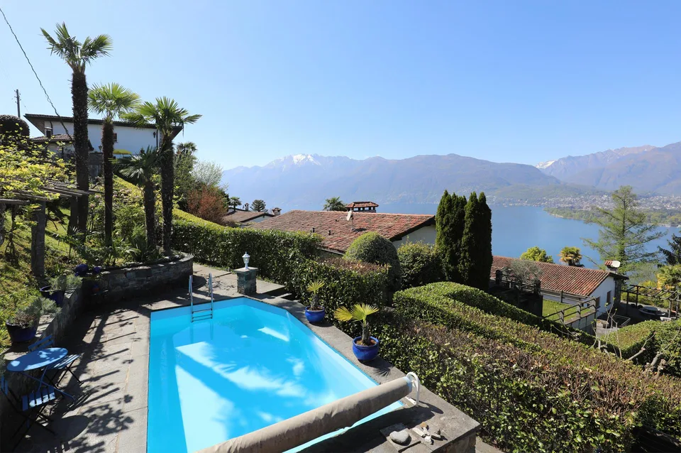 Schönes Einfamilien-/Ferienhaus mit Pool und Sicht auf den Lago Maggio