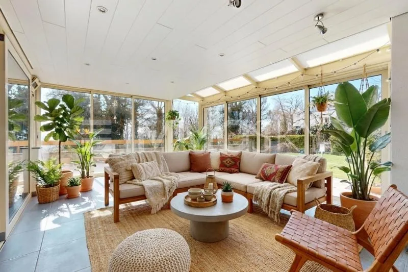 RÉSERVÉ - Superbe rez-de-jardin avec véranda et vue panoramique