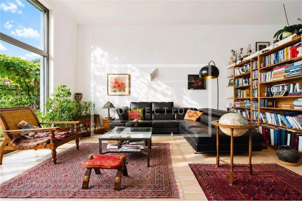 Casa a schiera moderna e familiare con giardino in posizione strate...
