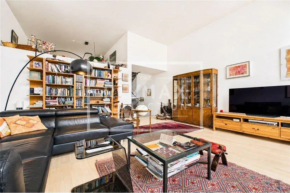 Casa a schiera moderna e familiare con giardino in posizione strate...