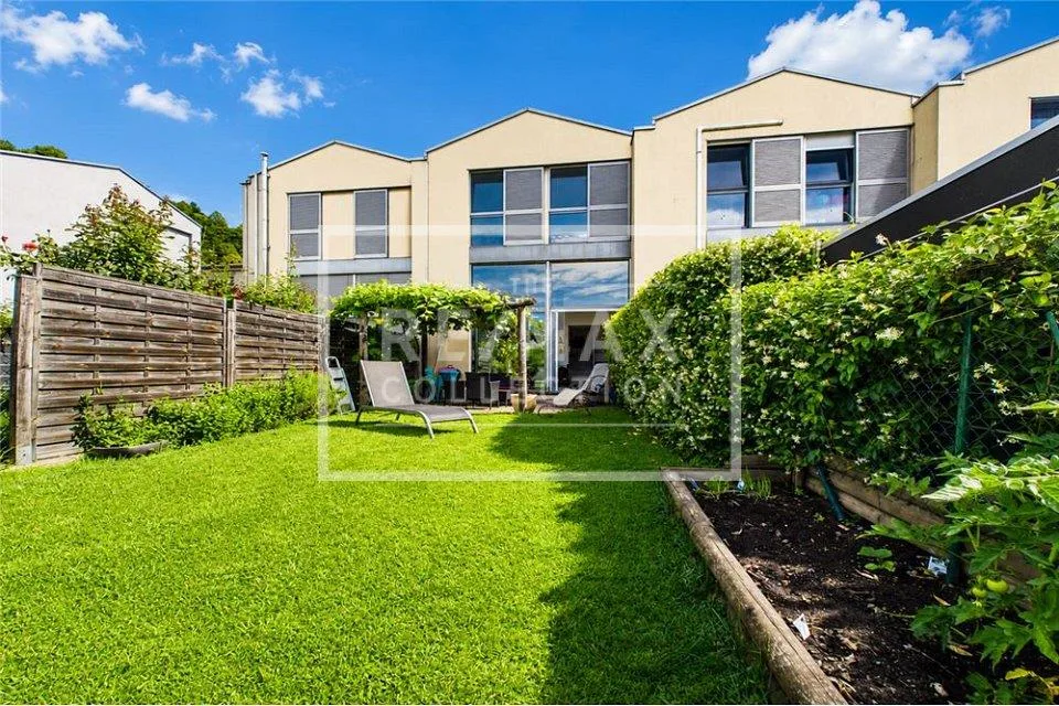 Casa a schiera moderna e familiare con giardino in posizione strate...