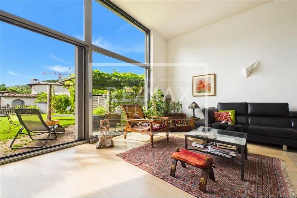 Casa a schiera moderna e familiare con giardino in posizione strate...