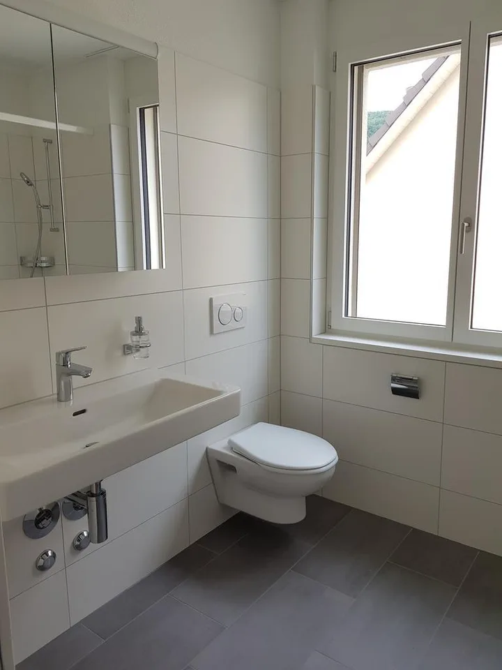 Moderne 2.5 Zimmer Maisonette-Wohnung im Dachgeschoss zu vermieten
