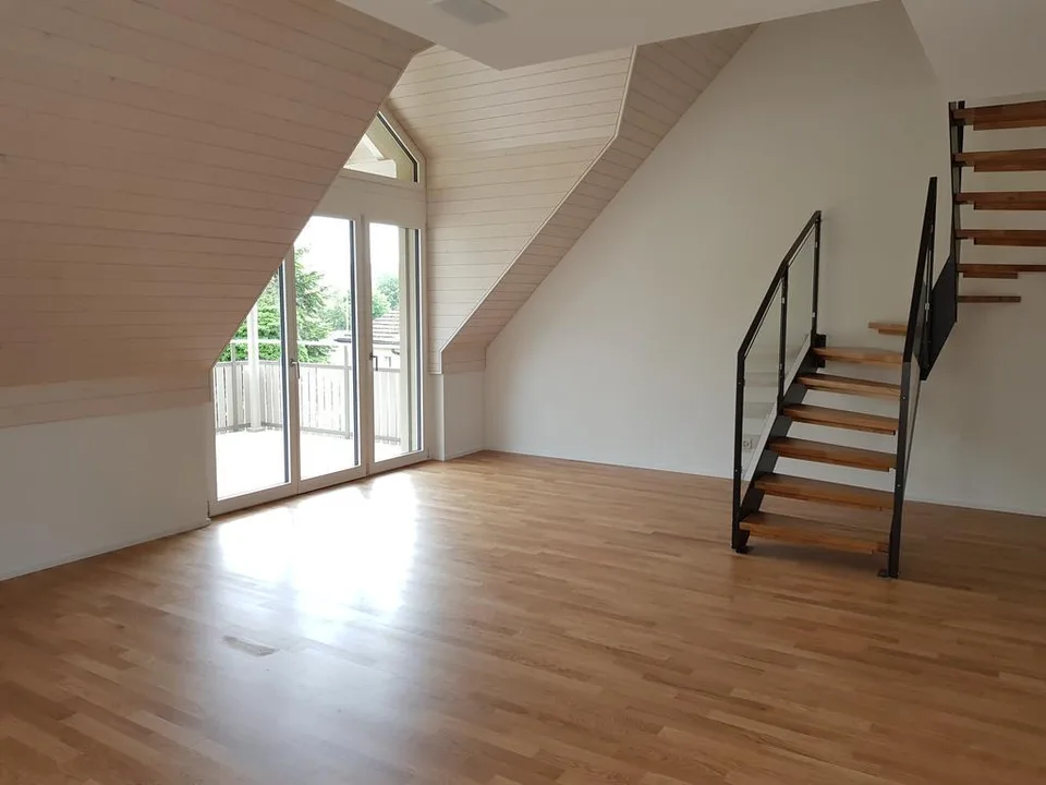 Moderne 2.5 Zimmer Maisonette-Wohnung im Dachgeschoss zu vermieten