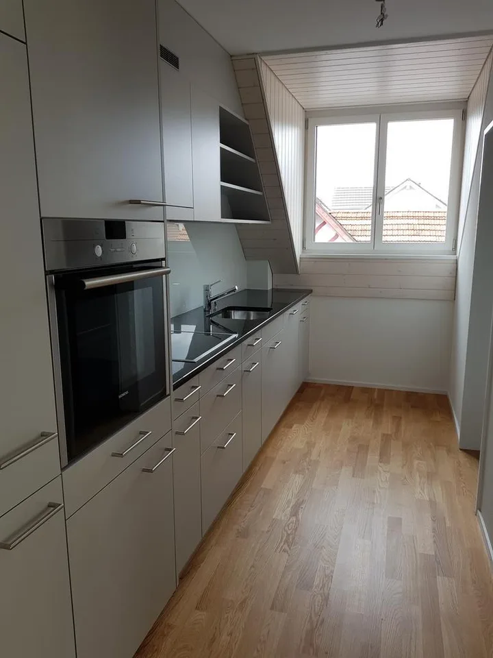 Moderne 2.5 Zimmer Maisonette-Wohnung im Dachgeschoss zu vermieten