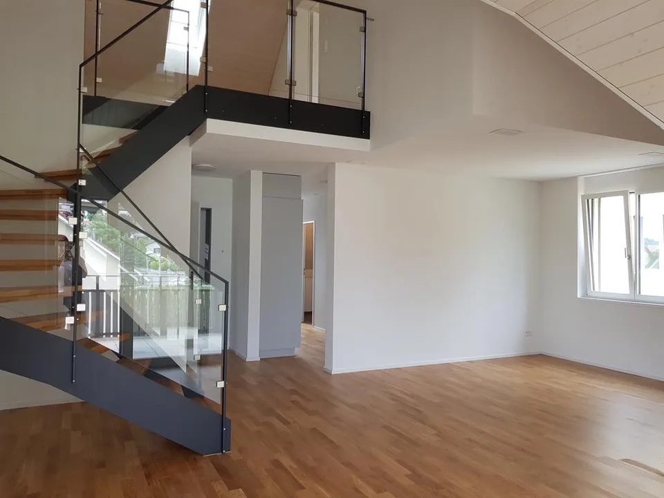 Moderne 2.5 Zimmer Maisonette-Wohnung im Dachgeschoss zu vermieten