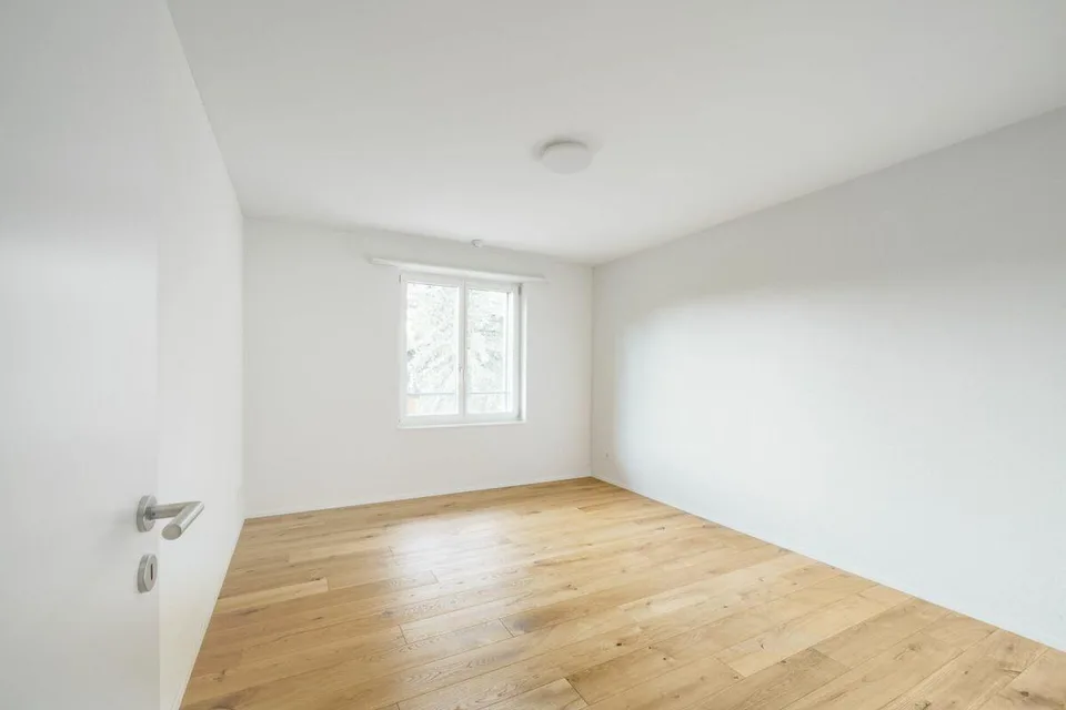Ampio appartamento di 3,5 locali in una zona tranquilla con un delizioso posto a sedere – foto 6 di 8