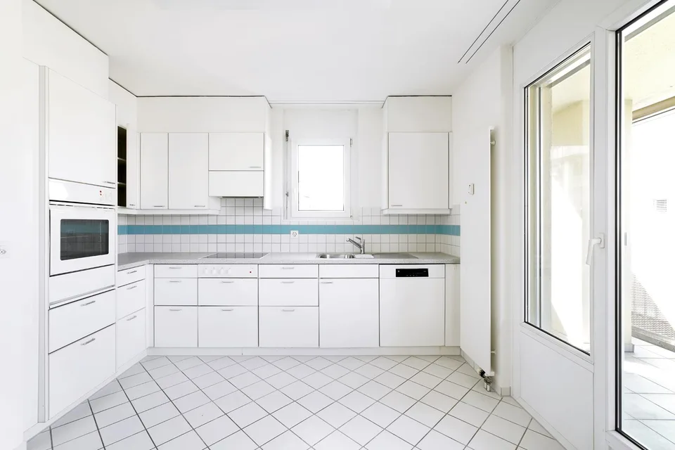 Ampio appartamento moderno con balcone in una zona residenziale preferita