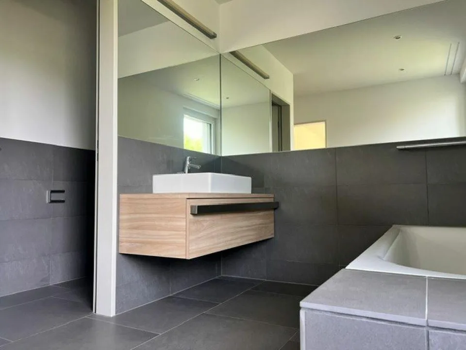 Appartamento giardino moderno e luminoso di 4,5 locali in un quartiere residenziale popolare