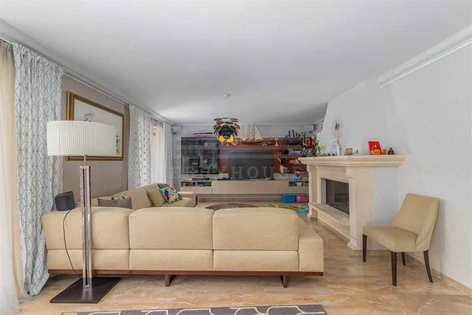 Renovierte Villa im mediterranen Stil mit Pool – Foto 8 von 13