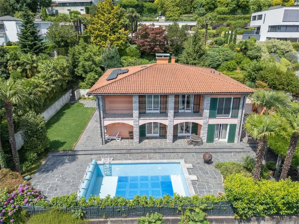 Villa rinnovata in stile mediterraneo con piscina