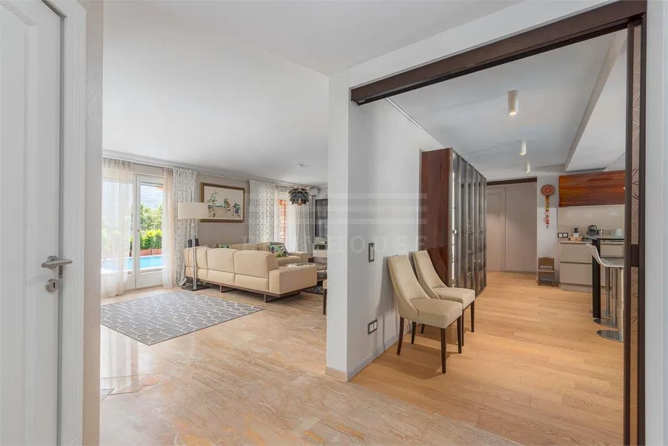 Renovierte Villa im mediterranen Stil mit Pool – Foto 7 von 13