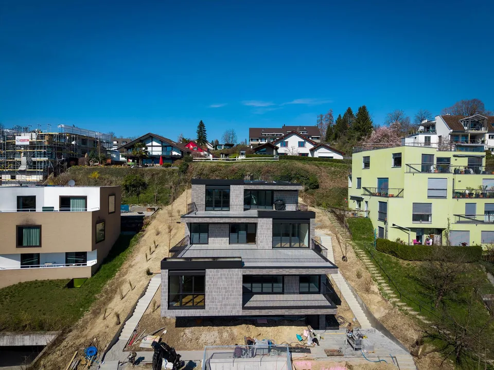 Exklusive und hochwertige 4.5-Zimmer-Terrassenwohnung - Ihr Traumdomizil mit Teilseesicht in Uerikon