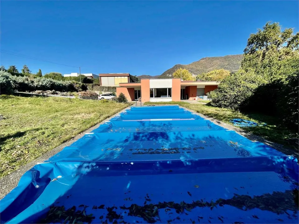 Villa con grande giardino e ampia piscina - Coldrerio
