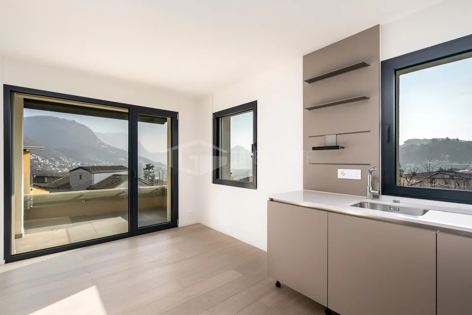 MODERNO ATTICO DI 4.5 LOCALI CON VISTA LAGO