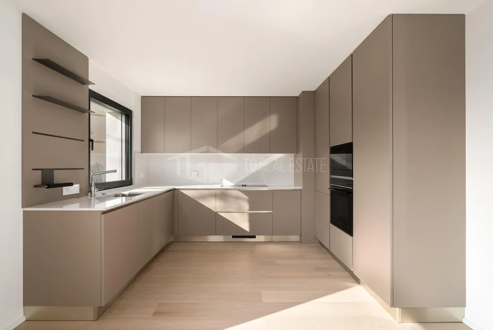 MODERNO ATTICO DI 4.5 LOCALI CON VISTA LAGO