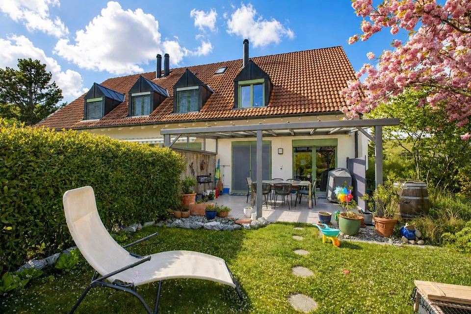 GEDIEGENES DOMIZIL MIT SCHÖNEM GARTEN