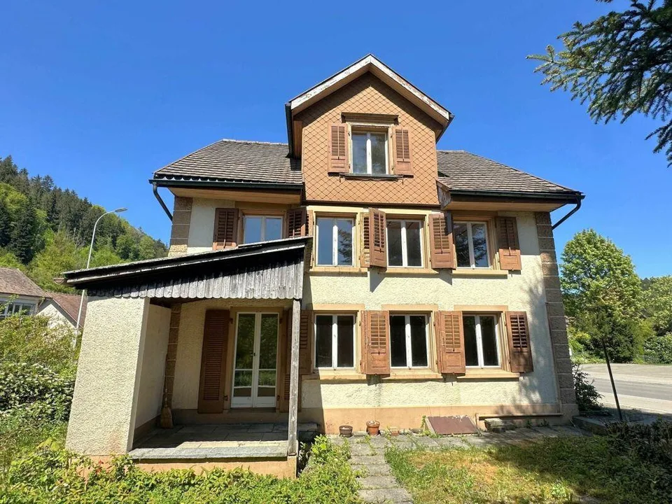 Maison de famille historique de 6 pièces avec potentiel de développement à Oberwangen