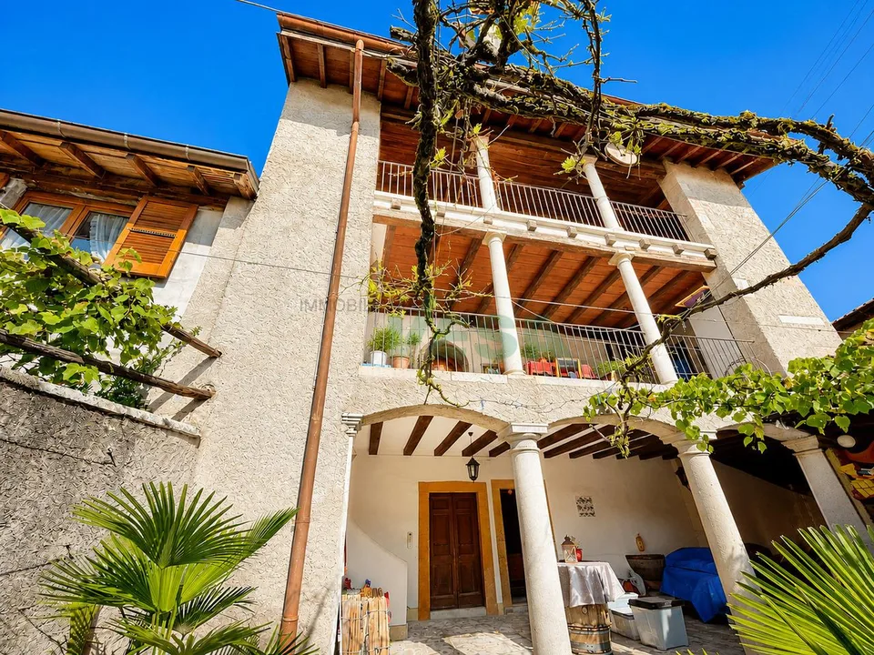 Affascinante ampia casa di nucleo con un grande e splendido giardino