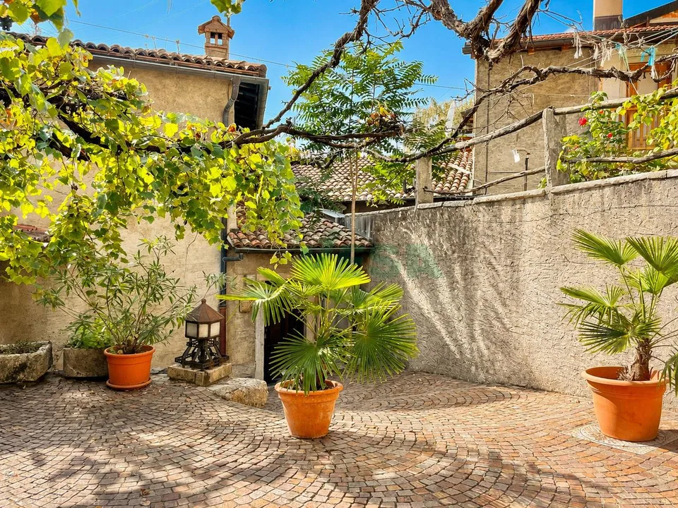 Affascinante ampia casa di nucleo con un grande e splendido giardino