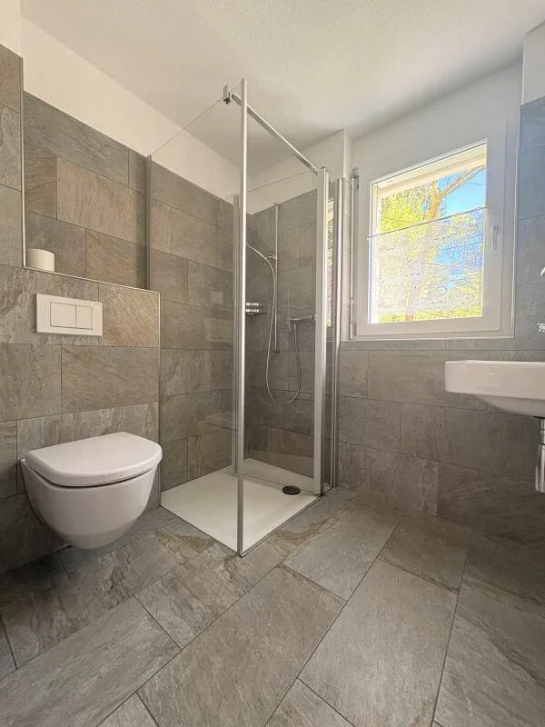 Vivere con vista: casa unifamiliare spaziosa con appartamento per anziani