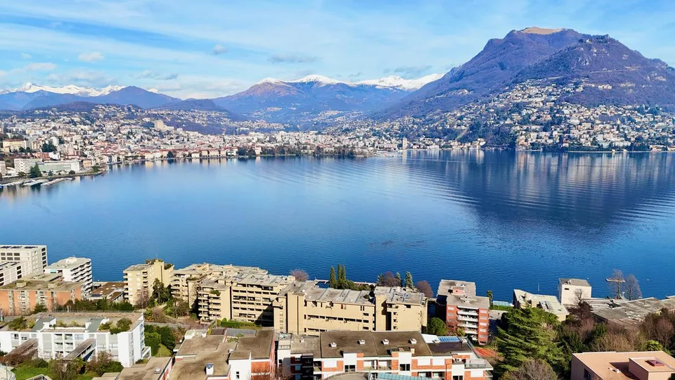 Moderno Attico con Vista sul Lago di Lugano e sulle Montagne