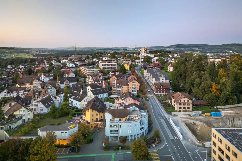 Appartement en attique de 5 1/2 pièces rénové de haute qualité au cœur de Hünenberg