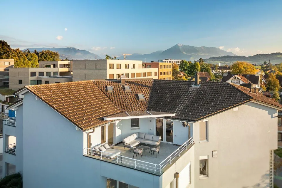 Appartamento mansardato di 5 1/2 locali ristrutturato di alta qualità nel cuore di Hünenberg – foto 15 di 20