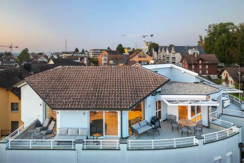 Appartement en attique de 5 1/2 pièces rénové de haute qualité au cœur de Hünenberg