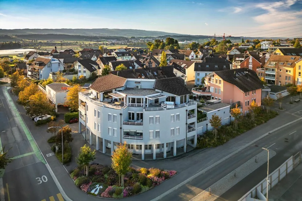 Appartement en attique de 5 1/2 pièces rénové de haute qualité au cœur de Hünenberg