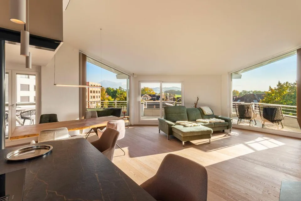 Appartement en attique de 5 1/2 pièces rénové de haute qualité au cœur de Hünenberg
