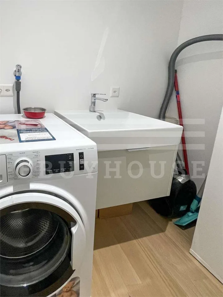 HELLE WOHNUNG IM STIL DES DESIGN, UMGE BEN VON DER NATUR – Foto 9 von 12