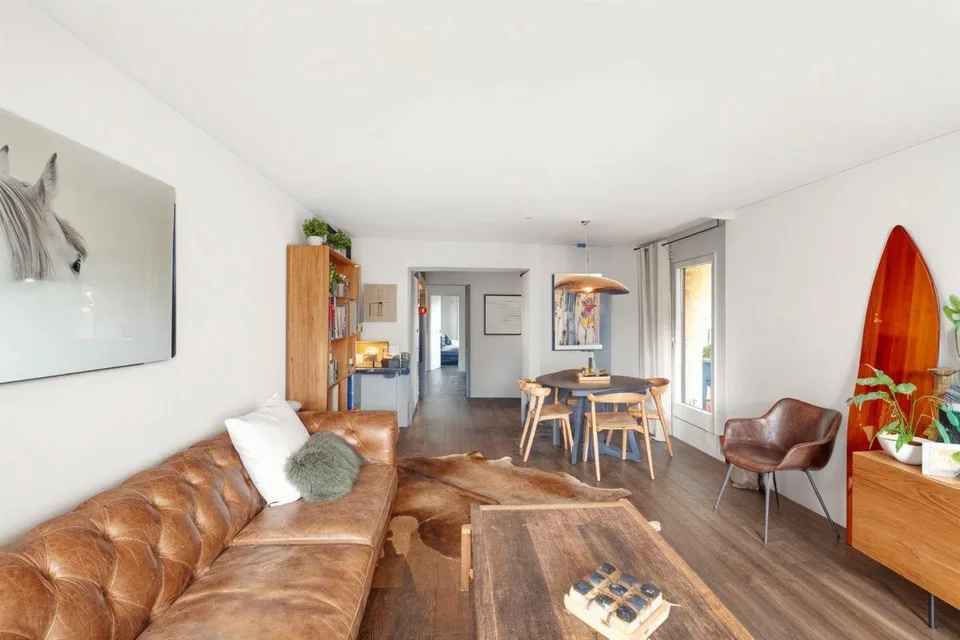 Appartement traversant rénové de 4 pièces avec deux balcons