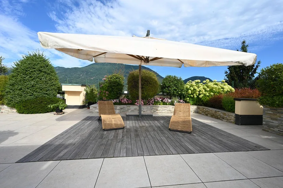 Attico con Grande Terrazza e Vista sulle Montagne Circostanti