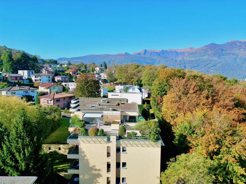 Attico con Grande Terrazza e Vista sulle Montagne Circostanti