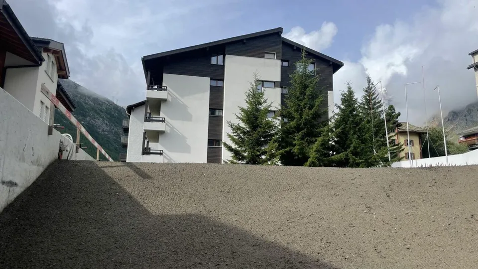 Residence du Glacier in una posizione centrale e tranquilla. T5. La vista da questo appartamento seminterrato è limitata. – foto 9 di 13