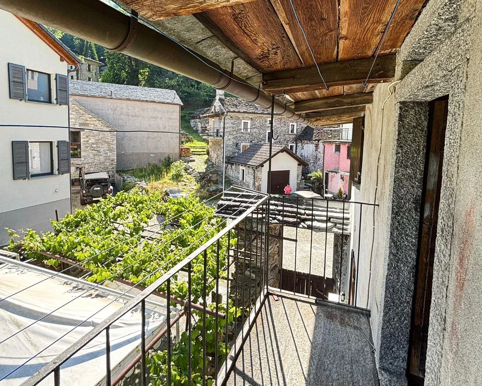 Charmante petite maison dans le centre historique du village de Lodano – photo 10 sur 12