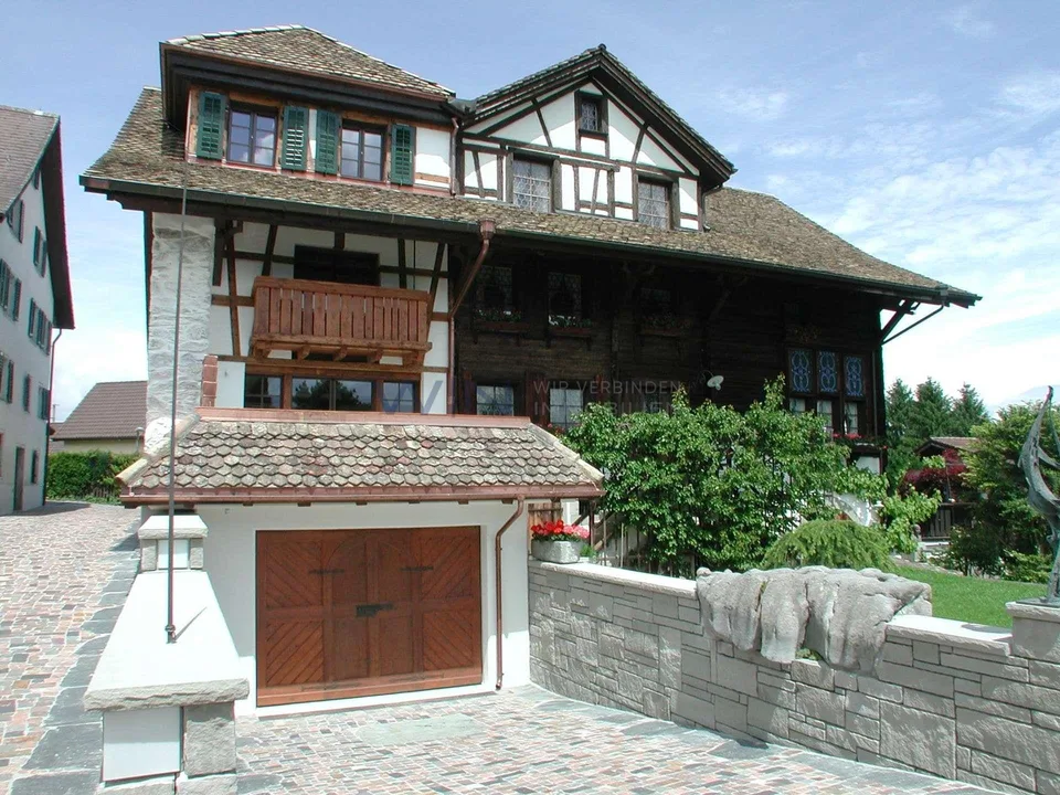 Historischer Glanz am ruhigen See