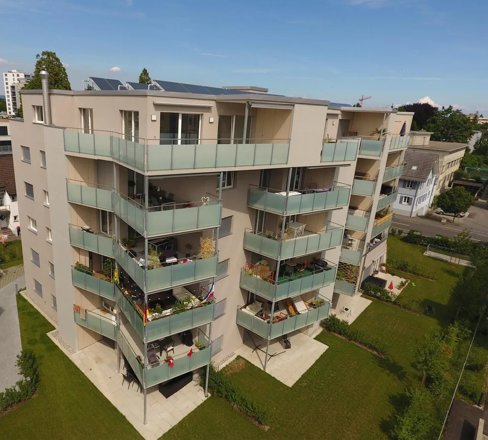 Attraktive 2½-Zimmer-Attikawohnung mit grosser Terrasse und Weitsic...