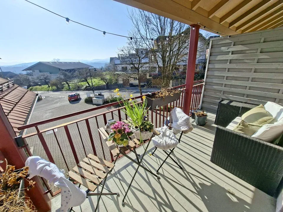 Hell mit Balkon und Aussicht