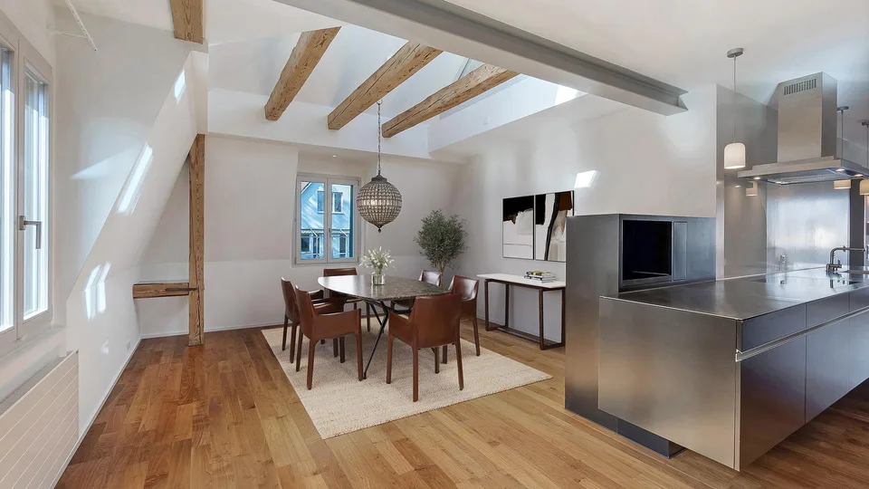 Grosszügige Maisonette mit zwei Aussenbereichen und Seeblick